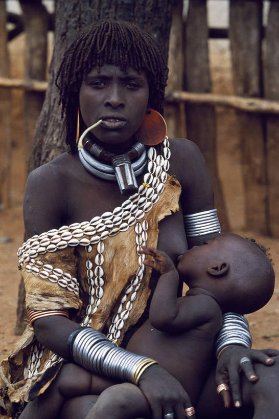 成年人,一个人,家庭,母亲,女儿,儿子,竖图,项链,非洲,埃塞俄比亚,仅一个女性,哺乳,温暖,温馨,一家人,摄影,麻花辫,和睦,紫贝,女人,发型,彩图,融洽