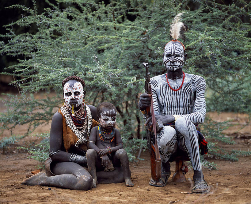 儿童,成年人,老年人,三个人,家庭,丈夫,妻子,母亲,蹲,横图,彩色,珠宝,非洲,埃塞俄比亚,枪支,珠子,白色,武器,摄影,手镯,五颜六色,复杂,色彩斑斓,肖像,五彩缤纷,非洲文化,来福枪,五彩斑斓,五光十色,AK47步枪,老年男性,老年女性,男人,男性,女人,女性,非洲人,彩图,传统服装,传统文化,人老心不老