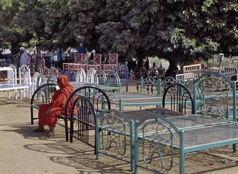 成年人,坐,横图,室外,消费,床,家具,非洲,苏丹,市场,首都,放松,摄影,贸易,喀土穆,女人,彩图,传统文化,床架