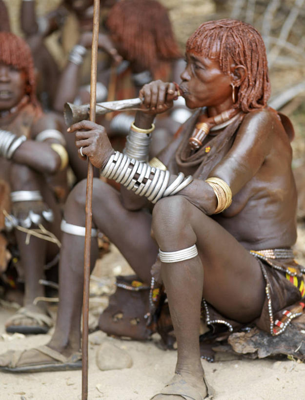 成年人,人群,竖图,生产线,项链,非洲,埃塞俄比亚,庆祝,装饰,珠子,乐器,皮革,小号,音乐,人体,摄影,手镯,发辫,皮肤,肖像,典礼,非洲文化,女人,非洲人,彩图,传统服装,传统文化