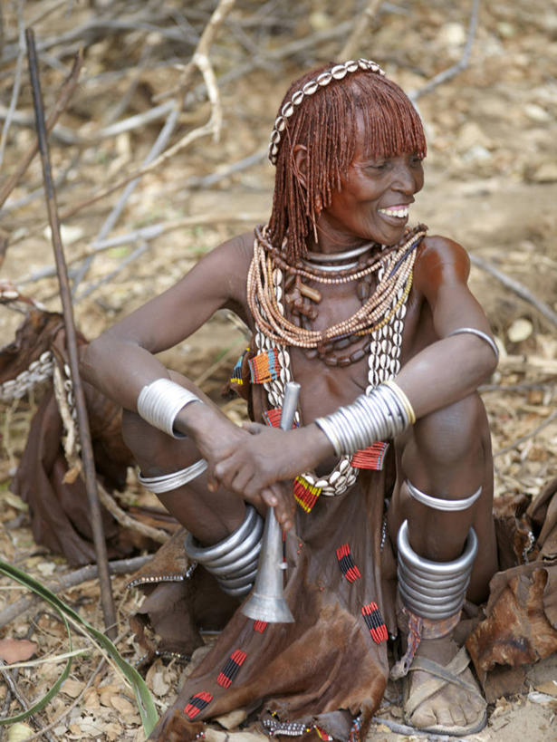 成年人,一个人,竖图,项链,非洲,埃塞俄比亚,仅一个女性,庆祝,装饰,珠子,乐器,皮革,小号,音乐,人体,摄影,手镯,发辫,皮肤,肖像,典礼,非洲文化,女人,非洲人,彩图,传统服装,传统文化