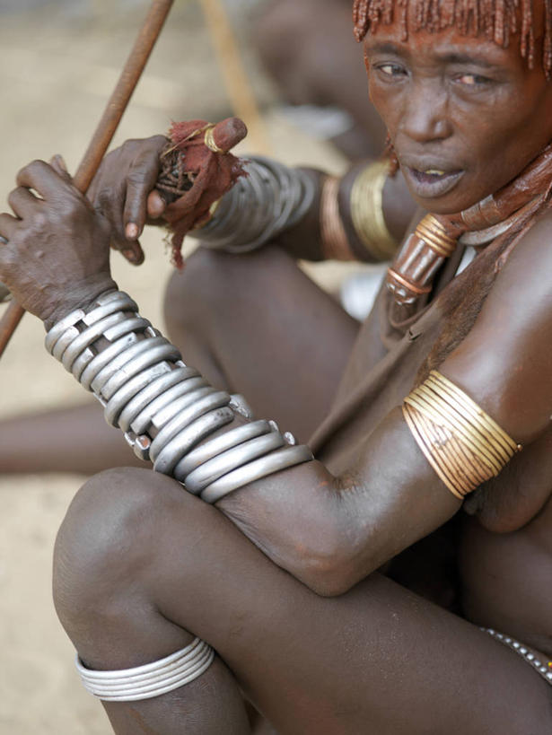 成年人,一个人,竖图,项链,非洲,埃塞俄比亚,仅一个女性,庆祝,装饰,珠子,乐器,皮革,小号,音乐,人体,摄影,手镯,发辫,皮肤,肖像,典礼,非洲文化,女人,非洲人,彩图,传统服装,传统文化