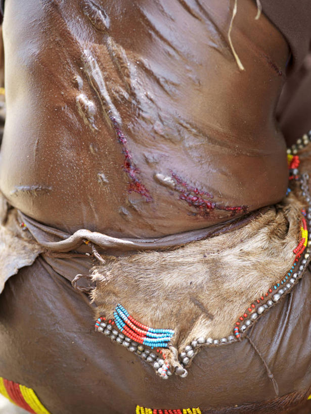 成年人,人群,横图,生产线,项链,非洲,埃塞俄比亚,庆祝,装饰,珠子,乐器,皮革,小号,音乐,人体,摄影,手镯,发辫,皮肤,肖像,典礼,非洲文化,紫贝,女人,非洲人,彩图,传统服装,传统文化