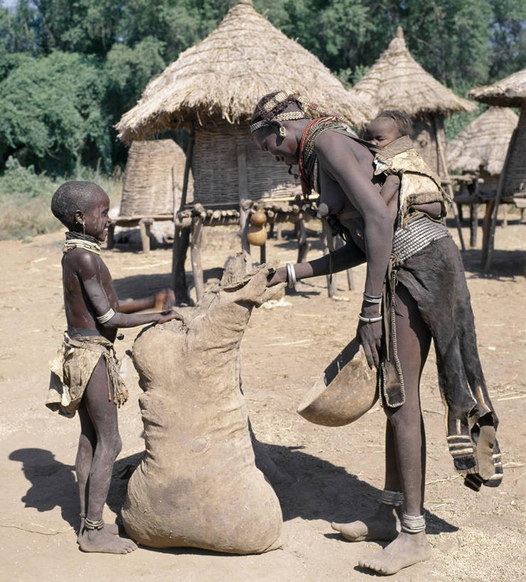 婴儿,儿童,成年人,两个人,家庭,母亲,女儿,儿子,微笑,竖图,室外,裙子,快乐,幸福,项链,非洲,埃塞俄比亚,工作,葫芦,束发带,珠子,乡村,皮革,黄色,温暖,温馨,一家人,摄影,手镯,发辫,和睦,谷仓,高粱,非洲文化,耳饰,女人,非洲人,彩图,传统服装,融洽,婴儿背带