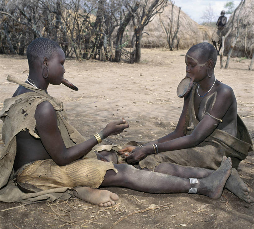 成年人,秃头,两个人,横图,室外,裙子,非洲,埃塞俄比亚,伸展,珠子,皮革,人体,摄影,手镯,皮肤,非洲文化,耳饰,唇盘,女人,光头,无发,彩图,传统服装,传统文化