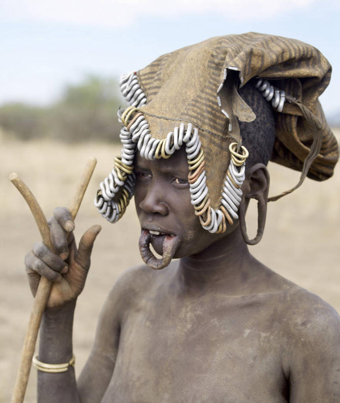 成年人,秃头,一个人,竖图,室外,项链,非洲,埃塞俄比亚,仅一个女性,伸展,珠子,人体,摄影,皮肤,肖像,非洲文化,耳饰,唇盘,女人,光头,无发,彩图,传统服装