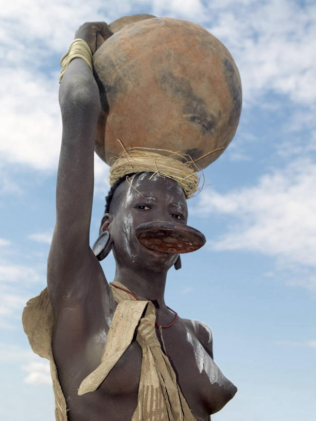 成年人,秃头,一个人,竖图,室外,项链,非洲,埃塞俄比亚,仅一个女性,伸展,金属,篮子,珠子,人体,摄影,手镯,皮肤,黄铜,肖像,非洲文化,耳饰,唇盘,女人,光头,无发,彩图,传统服装