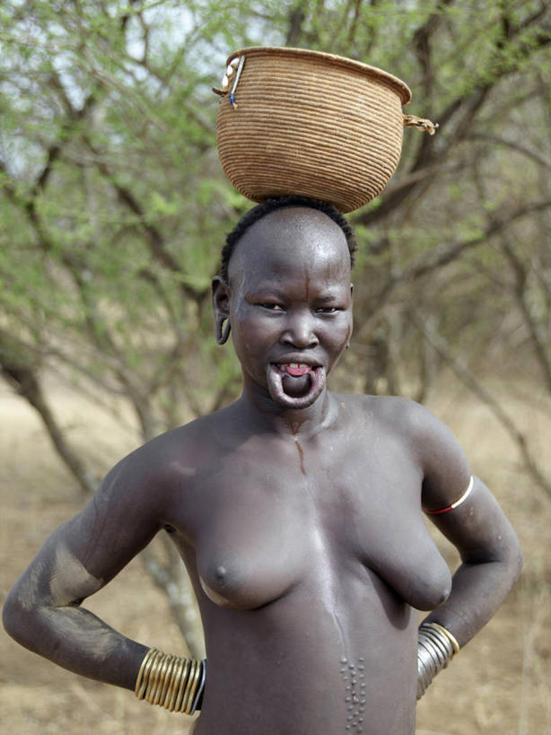 成年人,秃头,一个人,竖图,室外,项链,非洲,埃塞俄比亚,仅一个女性,伸展,金属,篮子,珠子,人体,摄影,手镯,皮肤,黄铜,肖像,非洲文化,耳饰,唇盘,女人,光头,无发,彩图,传统服装