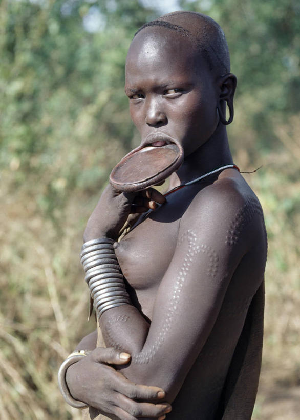 成年人,秃头,一个人,竖图,室外,项链,非洲,埃塞俄比亚,仅一个女性,伸展,金属,珠子,人体,摄影,手镯,皮肤,黄铜,肖像,非洲文化,耳饰,唇盘,女人,光头,无发,彩图,传统服装