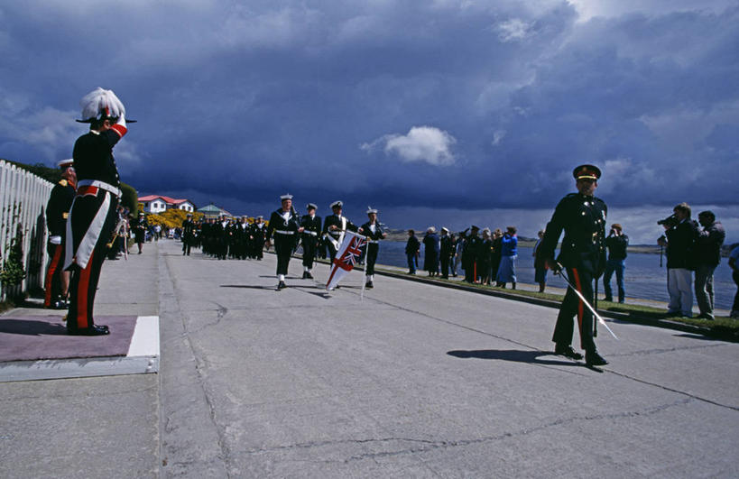 成年人,横图,室外,制服,生产线,城市,岛,摄影,敬礼,海军,荣誉,福克兰群岛,总督,男人,群岛,彩图,柱头