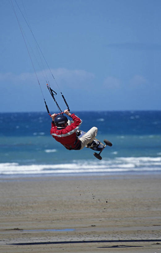冲浪,一个人,竖图,室外,海浪,海洋,降落伞,日光,法国,欧洲,沙子,头饰,飞,摄影,布列塔尼,法国文化,阿摩尔滨海省,海滩,彩图