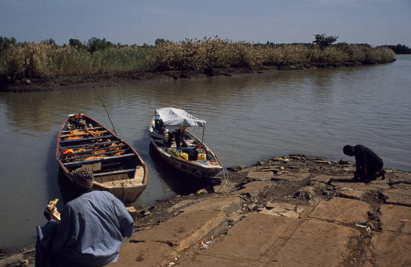 一个人,码头,横图,室外,河流,船,客轮,非洲,冈比亚,社区,运输,摄影,西非,彩图