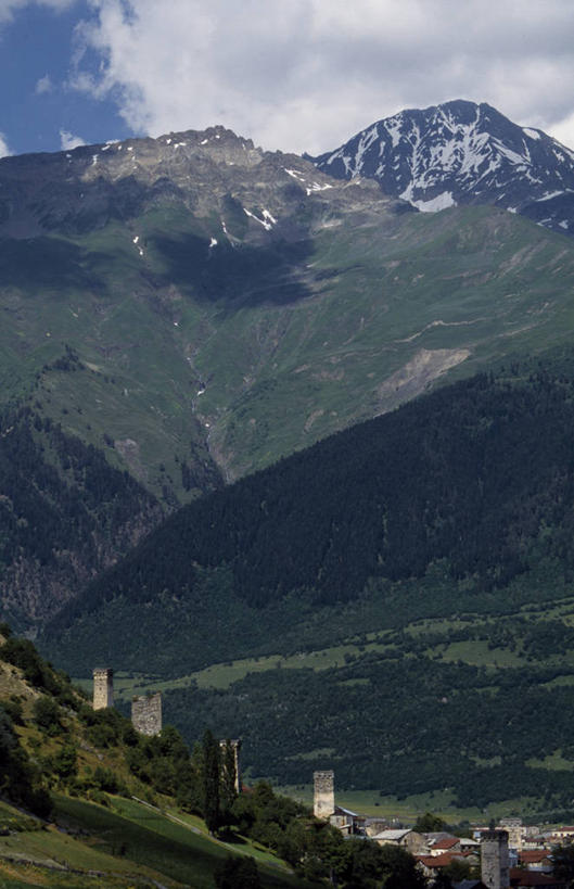 无人,竖图,室外,山,山脉,雪,建筑,军事,塔,山谷,历史,树,绿色,战争,摄影,打斗,高加索山脉,彩图