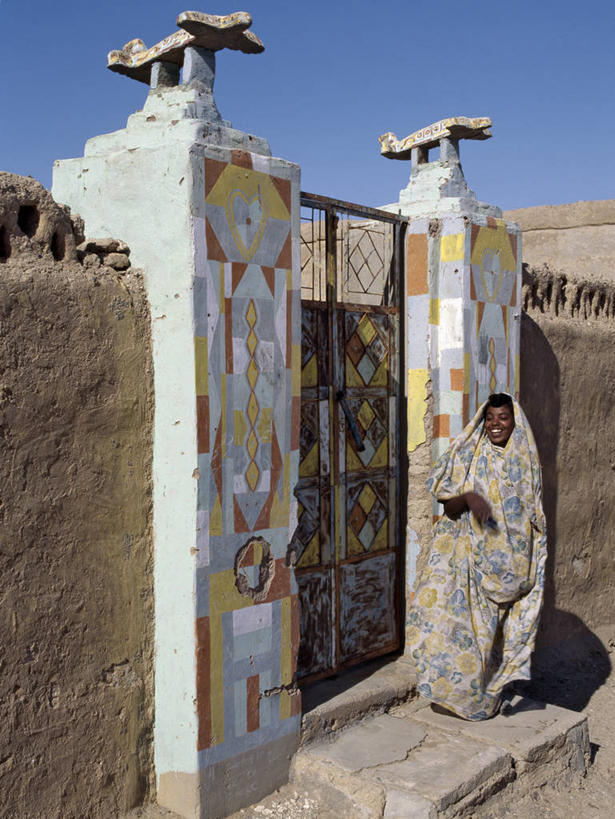 儿童,成年人,一个人,竖图,门,飞机,苏丹,大门,房屋,门口,候机厅,摄影,泥,伊斯兰教,撒哈拉沙漠,女孩,女人,彩图