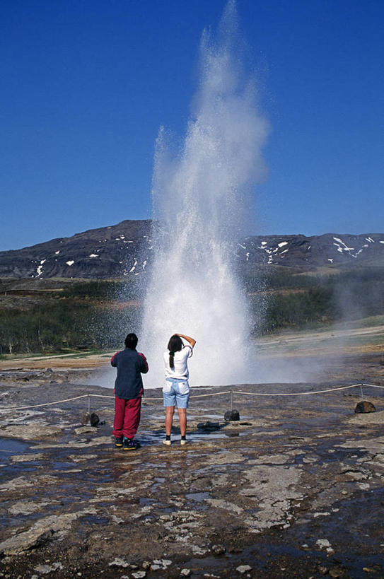 两个人,竖图,旅游,度假,水,喷泉,行人,游客,游人,喷,蒸汽,热,路人,旅客,自然,春天,看,表,摄影,蜜月,爆发,间歇泉,过客,彩图,伴侣