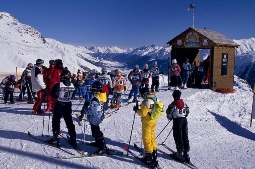 儿童,横图,山,山脉,瑞士,列队,冰,冬天,排队,滑雪场,寒冷,摄影,阿尔卑斯山脉,冬季运动,滑雪运动,彩图,小屋