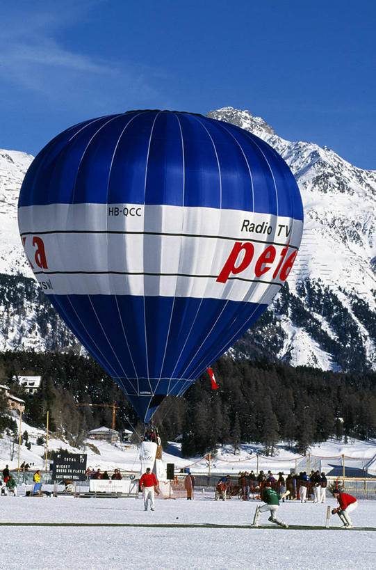 竖图,室外,白天,湖,山,山脉,酒店,瑞士,冰,冬天,城镇,热气球,滑雪场,寒冷,摄影,阿尔卑斯山脉,冬季运动,彩图