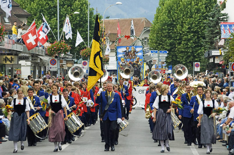 人群,横图,旗帜,瑞士,欧洲,阿尔卑斯山,庆祝,装饰,会议,鼓,乐器,首都,伯尔尼,车,衣服,交通工具,摄影,彩车,生活方式,华丽,修饰,点缀,载具,游行,群众,中欧,衬托,美观,雅致,雅观,瑞士联邦,伯尔尼州,少女峰,因特拉肯,外衣,彩图,传统服装,传统文化