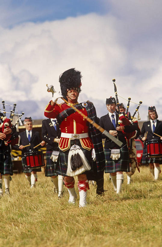 竖图,英国,欧洲,表演,音乐,苏格兰,摄影,西欧,游行,苏格兰风笛,彩图,旅行,传统文化,因弗戈登,高地运动会