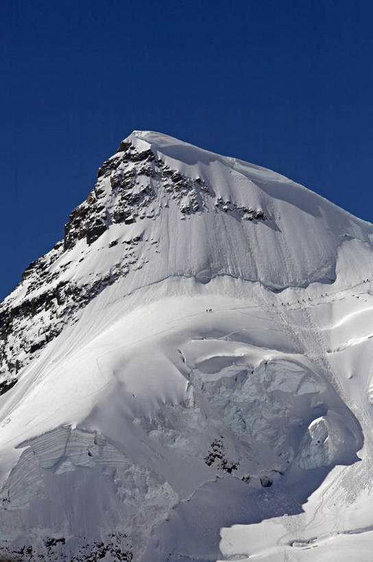 横图,室外,旅游,度假,运动,山,山脉,太阳,雪,瑞士,欧洲,行人,游客,游人,阴影,冰,娱乐,阿莱奇冰川,路人,旅客,享受,休闲,放松,摄影,生活方式,阿尔卑斯山脉,少女峰,瓦莱斯州,紫苑,过客,冒险,步行,彩图,冰隙