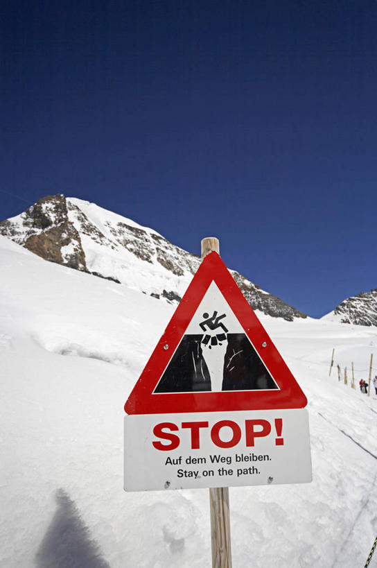 竖图,室外,旅游,山,山脉,太阳,雪,瑞士,欧洲,行人,游客,游人,冰,阿莱奇冰川,路人,旅客,蓝色,天空,看,摄影,阿尔卑斯山脉,少女峰,瓦莱斯州,过客,彩图