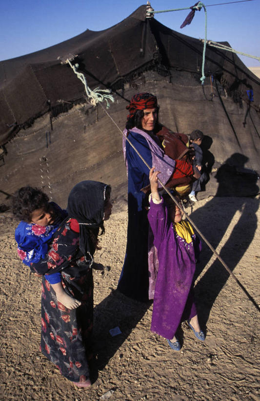 婴儿,儿童,成年人,家庭,母亲,竖图,室外,叙利亚,帐篷,乡村,衣服,社区,温暖,温馨,一家人,摄影,和睦,住房,露营,女人,彩图,融洽,传统文化,贝多因人