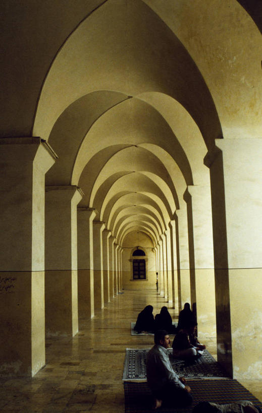 竖图,室内,重复,叙利亚,柱子,拱门,走廊,首都,黄色,祈祷,思考,安静,放松,摄影,宗教,冥想,酷,伊斯兰教,宗教建筑,清真寺,大清真寺,灵性,大马士革,彩图