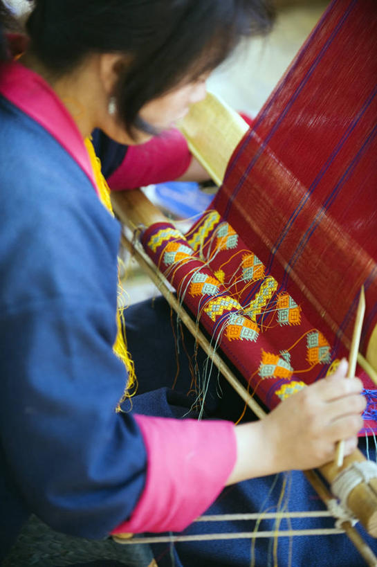 成年人,一个人,竖图,旅游,不丹,亚洲,仅一个女性,线,首都,教育,纺织,摄影,手艺,织女,式样,美术工艺,廷布,女人,彩图,旅行,传统文化