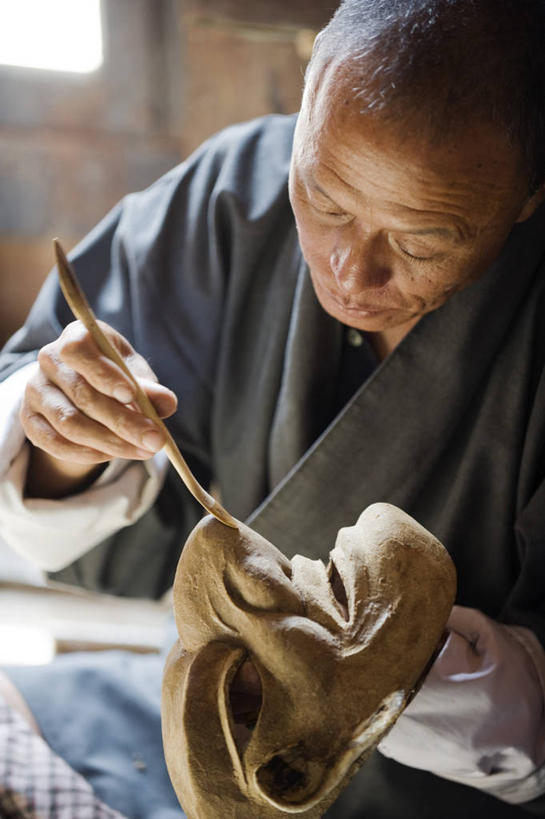 成年人,一个人,画家,竖图,旅游,不丹,亚洲,仅一个男性,木制,首都,纺织,社区,摄影,作画,廷布,男人,彩图,旅行,传统文化