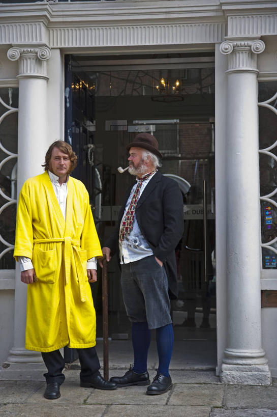 成年人,两个人,竖图,旅游,时尚,城市,街道,爱尔兰,欧洲,庆祝,首都,布置,摄影,纪念,留念,文学,怀念,男人,彩图,旅行