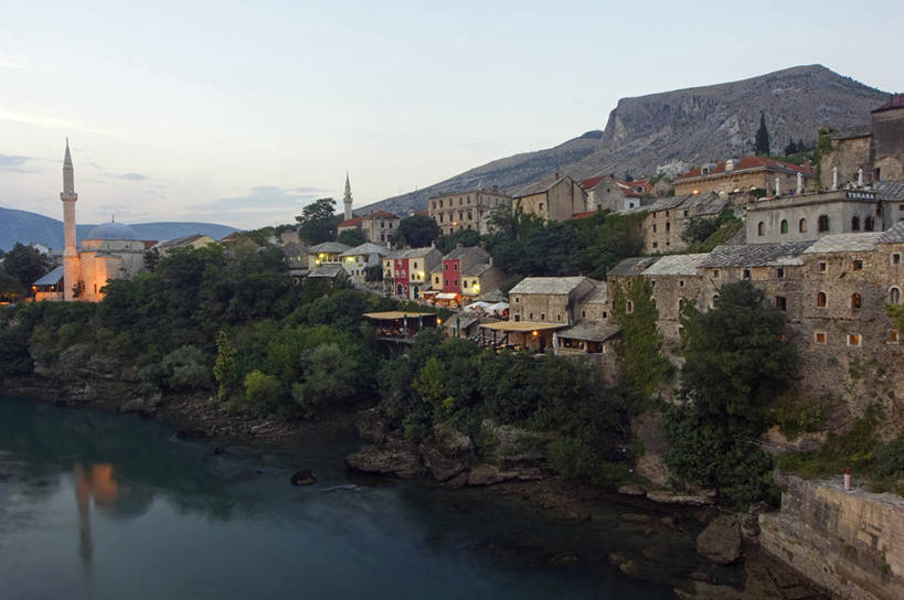 无人,码头,横图,室外,白天,河流,日落,建筑,欧洲,房屋,光,城镇,古城,黄昏,摄影,宗教,照亮,住房,伊斯兰教,宗教建筑,地中海文化,清真寺,巴尔干,前南斯拉夫,灵性,莫斯塔尔,彩图,波斯尼亚和黑塞哥维那