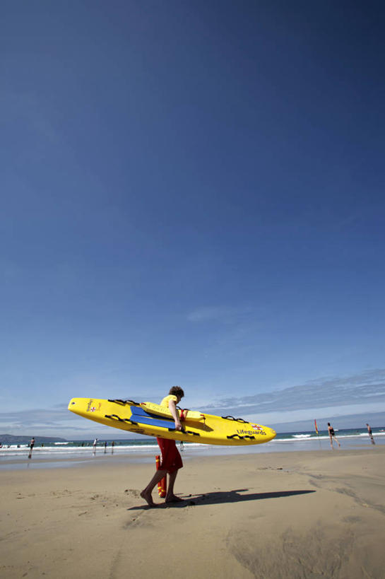 冲浪,一个人,救生员,竖图,室外,旅游,度假,海浪,英国,冲浪板,沙子,英格兰,黄色,蓝色,天空,摄影,援救,海滩,彩图,旅行,西南英格兰