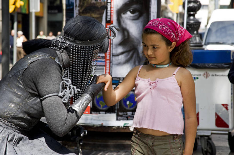 儿童,两个人,教堂,横图,旅游,度假,纯洁,街道,西班牙,欧洲,行人,游客,游人,表演,艺术,表演者,路人,旅客,扮演,可爱,童年,童趣,艺术家,摄影,演出,加泰隆尼亚,手艺,童真,烂漫,无邪,兰布拉斯大道,美术工艺,过客,天真,女孩,彩图,旅行