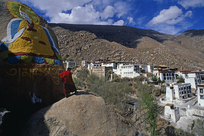 一个人,横图,彩色,中国,亚洲,首都,拉萨,衣服,红色,摄影,宗教,佛教,五颜六色,色彩斑斓,神殿,中国文化,五彩缤纷,西藏自治区,五彩斑斓,甘丹寺,五光十色,彩图,传统文化,文化大革命