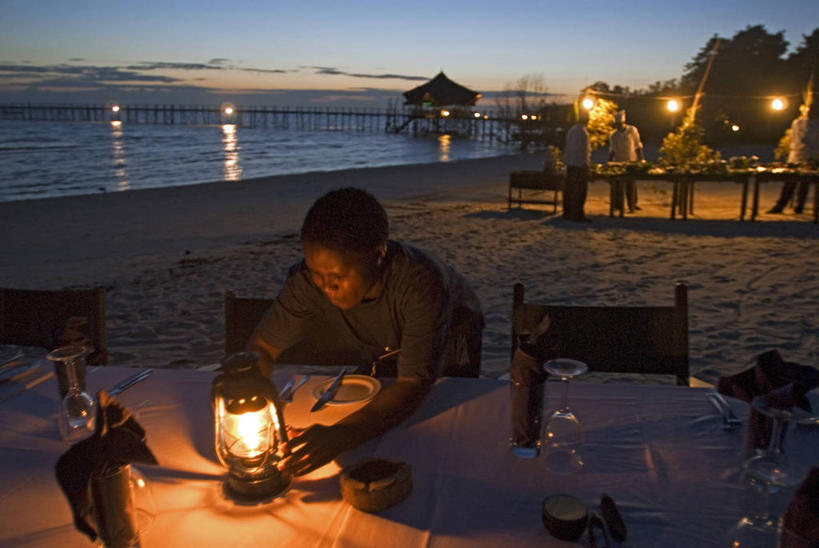 横图,室外,旅游,度假,烧烤,日落,水,准备,灯笼,地形,光,热,娱乐,风景,黄昏,职业,享受,休闲,放松,摄影,热带气候,照明设备,华贵,东非,桑吉巴尔,奔巴岛,海滩,休闲活动,彩图,旅行