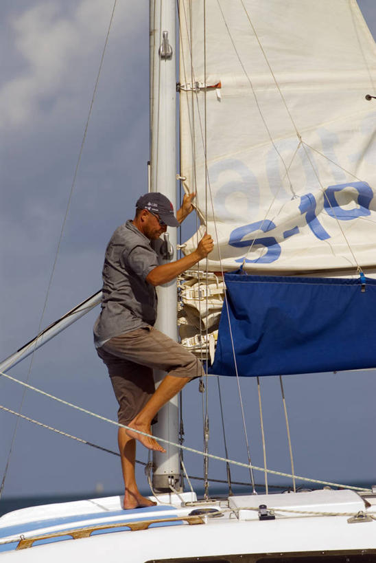 一个人,竖图,锻炼,旅游,度假,快乐,比赛,运动,竞争,海洋,水,风力,游艇,热,娱乐,风景,享受,休闲,帆,放松,财富,摄影,航海,热带气候,体育运动,华贵,东非,桑吉巴尔,奔巴岛,体育,海滩,休闲活动,彩图,健身,旅行,双体船,海上运输