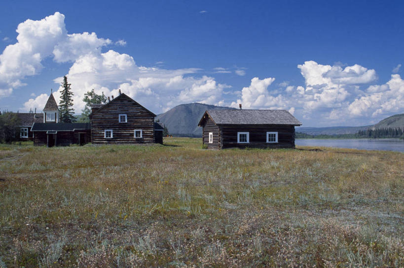 无人,教堂,横图,室外,白天,湖,河流,山,水,窗户,建筑,日光,加拿大,条纹,木制,房屋,云,热,草,棚,平原,摄影,住房,育空地区,彩图,小木屋,育空河