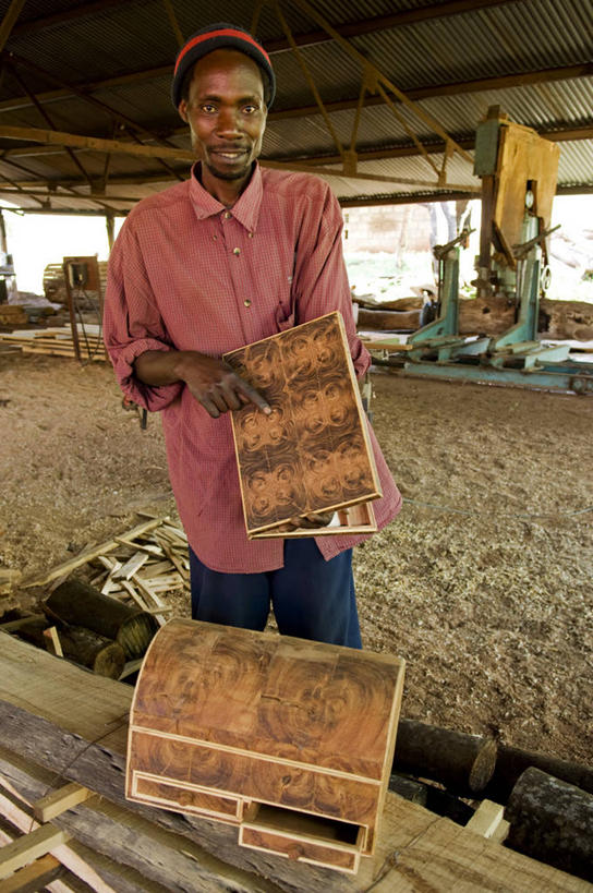 成年人,一个人,竖图,车间,非洲,肯尼亚,仅一个男性,社区,摄影,手艺,双陆棋,工匠,美术工艺,男人,木工,彩图,旅行