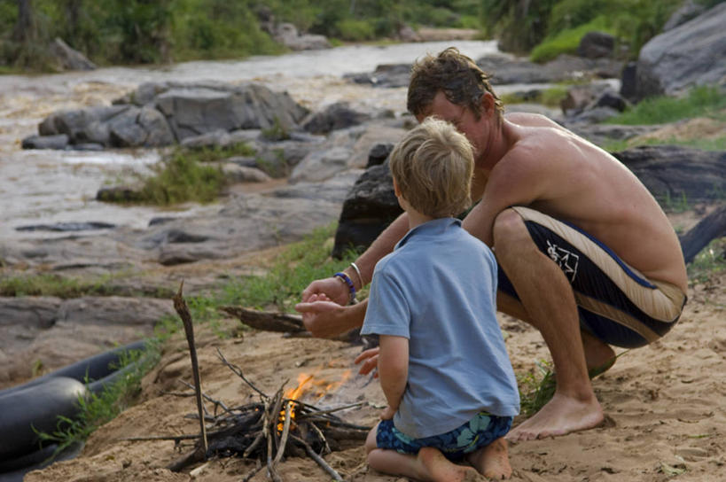 儿童,两个人,导游,横图,室外,度假,纯洁,火,非洲,肯尼亚,可爱,童年,童趣,摄影,露营,童真,烂漫,无邪,冒险,天真,男孩,彩图,旅行,营火