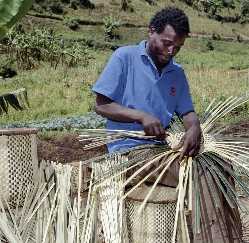 成年人,一个人,横图,室外,非洲,乌干达,仅一个男性,锅,工艺品,陶器,摄影,创造力,粘土,手艺,陶工,工匠,技能,男人,彩图