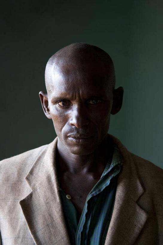 儿童,两个人,兄弟,公园,竖图,黑白,纯洁,牛,非洲,肯尼亚,社区,可爱,童年,童趣,摄影,国家公园,童真,烂漫,无邪,母牛,阿非利加洲,肯尼亚共和国,马萨比特国家公园,天真,男孩,男性,彩图,旅行,传统文化