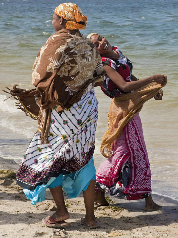 成年人,笑,竖图,彩色,室外,快乐,欣喜若狂,海洋,纺织品,非洲,肯尼亚,衣服,社区,摄影,五颜六色,明亮,色彩斑斓,伊斯兰教,五彩缤纷,五彩斑斓,五光十色,阿伦岛,女人,海滩,彩图,旅行