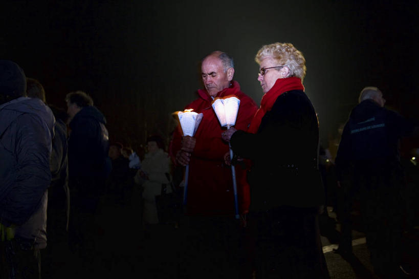 成年人,人群,牧师,教堂,横图,法国,欧洲,节日,文化,社区,祈祷,健康,许愿,摄影,宗教,信仰,纪念,祈求,基督教,天主教,集会,典礼,法国文化,灵性,卢尔德,平安,男人,神父,彩图,旅行