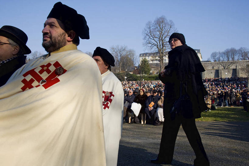 成年人,人群,牧师,教堂,横图,法国,欧洲,节日,文化,社区,祈祷,健康,许愿,摄影,宗教,信仰,纪念,祈求,基督教,天主教,集会,典礼,法国文化,灵性,卢尔德,平安,男人,神父,彩图,旅行
