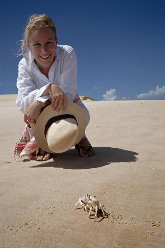 成年人,头发,一个人,竖图,室外,海洋,帽子,非洲,莫桑比克,仅一个女性,行人,游客,游人,螃蟹,岛,路人,旅客,地标建筑,金色,摄影,鬼蟹,过客,女人,海滩,群岛,彩图,旅行,联合国教科文组织