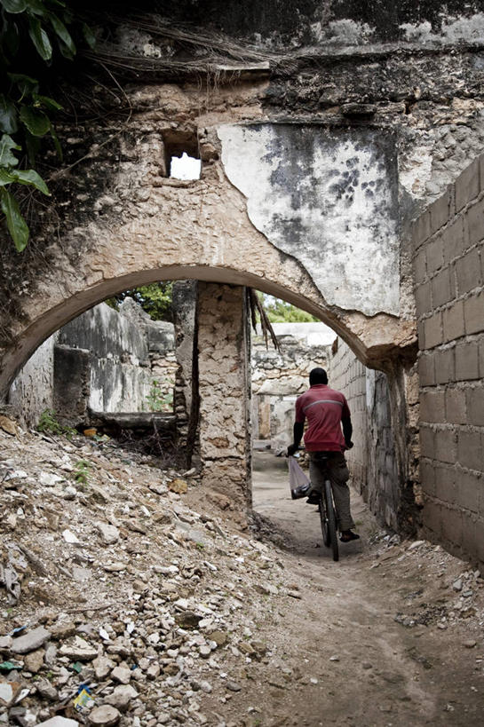 成年人,一个人,竖图,建筑,自行车,非洲,莫桑比克,仅一个男性,岛,拱门,废墟,脚踏车,地标建筑,摄影,考古学,破败,男人,彩图,旅行,联合国教科文组织