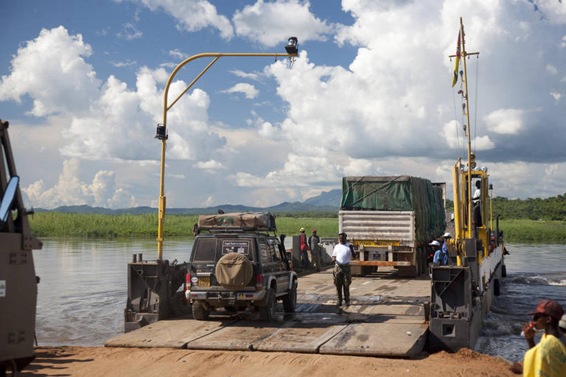 横图,室外,探险,河流,非洲,莫桑比克,军事,运输,摄影,渡轮,四驱车,军用车,赞比西河,彩图,旅行,驳船,横越