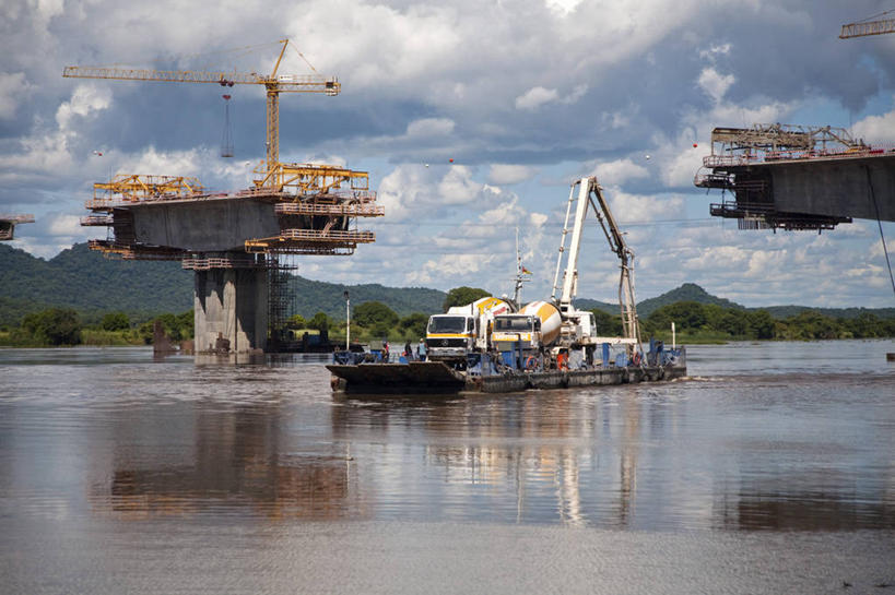 成年人,一个人,公园,站,竖图,室外,锻炼,瑜伽,幸福,运动,美国,仅一个女性,伸展,蓝色,天空,健康,思考,养生,瑜珈,摄影,冥想,北美,北美洲,国家公园,加利福尼亚,肖像,美洲,加州,加利福尼亚州,金州,黄金州,北亚美利加洲,亚美利加洲,约书亚树国家公园,灵性,体育,女人,岩石,彩图,健身,勇士式,勇士一式,美利坚合众国