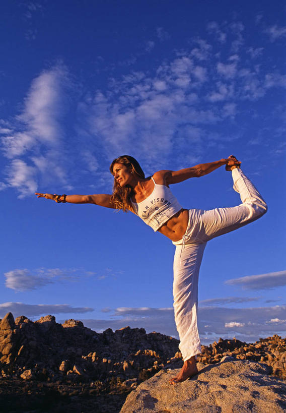 成年人,一个人,公园,站,竖图,室外,锻炼,美国,仅一个女性,蓝色,天空,健康,思考,赤脚,瑜珈,摄影,冥想,北美,北美洲,国家公园,加利福尼亚,肖像,美洲,加州,加利福尼亚州,金州,黄金州,北亚美利加洲,亚美利加洲,约书亚树国家公园,灵性,女人,岩石,舞者,彩图,舞蹈,美利坚合众国