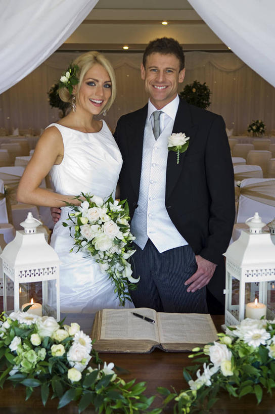 成年人,两个人,夫妻,丈夫,妻子,新娘,新郎,竖图,室外,爱情,婚礼,快乐,酒店,英国,欧洲,北爱尔兰,庆祝,标志,结婚,浪漫,喜庆,恩爱,恋人,摄影,纪念,典礼,婚姻,贡献,异性恋,男人,男性,女人,女性,夫妇,情侣,彩图,旅行,高兴,弗马纳区,伴侣,厄恩湖,花名册